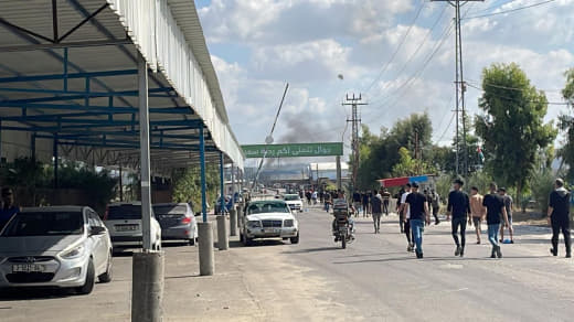 Hundreds of citizens are heading to the Erez Crossing.. This time they are not workers, but celebrations
