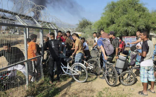 From the Gaza border, young men will be taken as captives 😂😂 May God bless you men