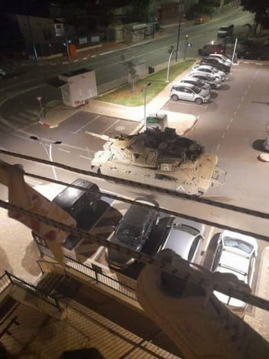 Tanks arrive at the Sderot settlement