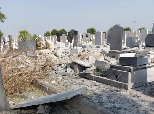 سقوط صاروخ بشكل مباشر في مقبرة المستوطنين في بئر السبع...
