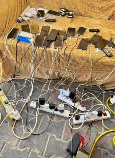 📸 Using a battery #السيارة The Palestinians ship in #Gaza Their phones, due to an outage #الكهرباء And the Internet for 