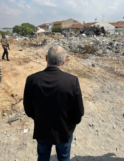 Former Israeli Prime Minister and opposition leader Yair Lapid visited the city of Sderot today - a photo from his visit
