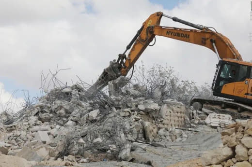 ❗️Dozens of Palestinian families are now being displaced from the village of Barta'a, a Palestinian village uniquely spl