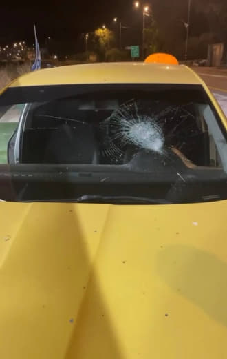 Extremist colonial Israeli settlers attacked Palestinian vehicles with stones at Za’atara checkpoint, south of Nablus, l