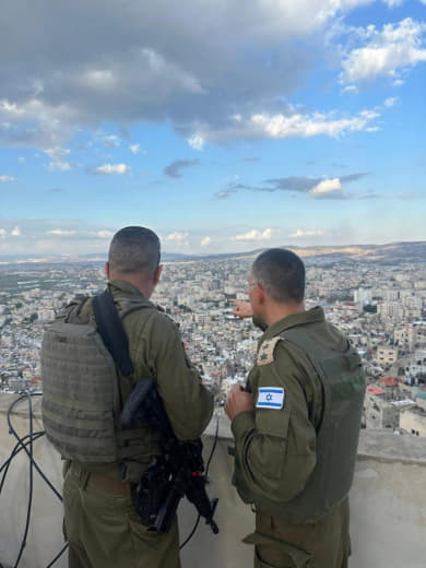❗️Avichay Adraee, head of Israel's Arab media division of the occupation army's Spokesperson's Unit, is photographed in 
