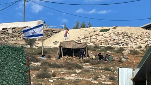 Local sources: Settlers, protected by the army, set up a tent on the lands of Khallet al-Natsh in the city of Hebron, in