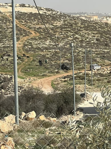 Local sources: Settlers are gathering and preparing to attack citizens’ homes in the town of Sa’ir, north of Hebron.