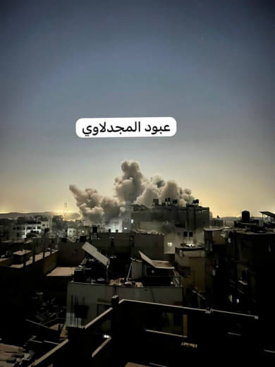 The occupation army blows up a number of buildings with explosives in the vicinity of Mushtaha Street on the outskirts o