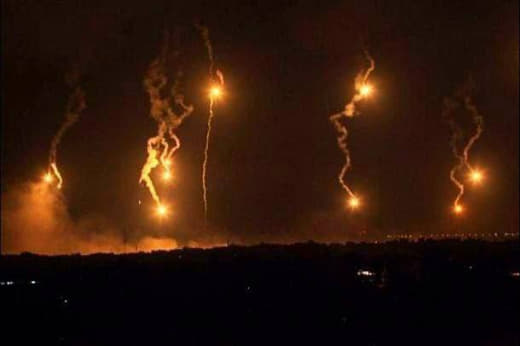 Occupation forces fire lighting bombs in the area east of Juhr al-Dik in the centre of the Gaza Strip