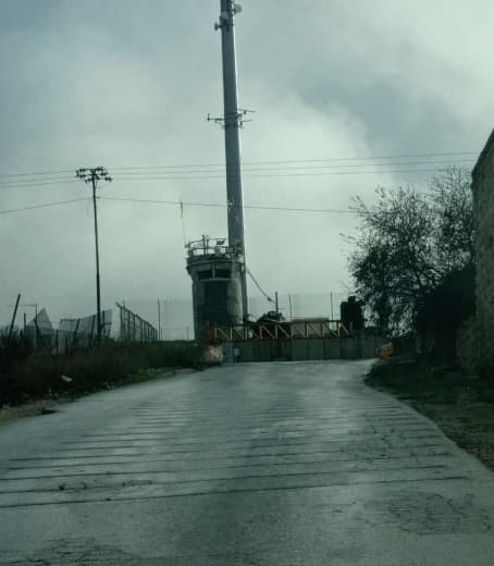 Army forces close the entrances to a number of villages west of Ramallah
