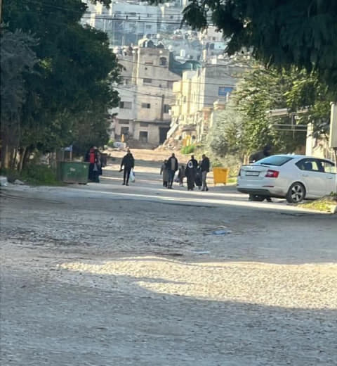 الجيش الإسرائيلي يجبر الأهالي على الخروج من منازلهم بمحيط مسجد الطوالبة في جنين