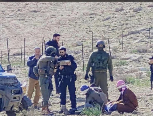 اعتقال فلسطينيين في منطقة أم الخير جنوب الخليل لأنهم تواجدوا في أراضيهم الخاصة. حوالي 42% من أراضي الضفة يمنع على الفلسط