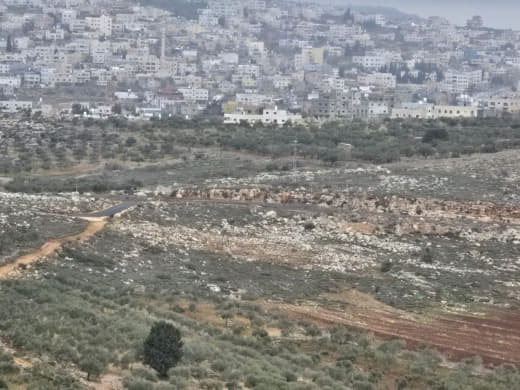 بعد اشهر قليلة من قيام المستوطنين،  بنصب خيام في جبل كركفة وواد الحج عيسى بين قرى (عقربا - جوريش - قبلان)، تم تغيير الخي