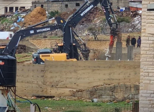 جرافات الجيش الإسرائيلي تهدم بناء قيد الإنشاء في  منطقة وادي الحمص شرق بيت لحم