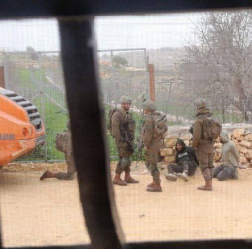 The occupation army assaults workers in Al-Thaghra Street in the town of Beit Ummar, north of Hebron, and confiscates th