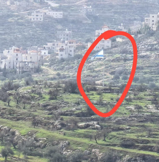 قوات الجيش الإسرائيلي ترفع علمها في منطقة النجمة بقرية سالم شرق نابلس