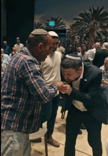 في لقاء جمع سموتريتش مع المزارعين الاسرائيلين قام سموترتيش بتقبيل يد مزارع في اشارة رمزية الى اهمية الزراعة واهمية المزا