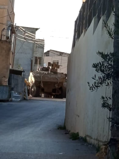مصادر محلية قوات الاحتلال تقتحم منزل المهندس محمود عطاطرة ابو عيسى وتتخذه ثكنة عسكرية منذ الصباح وتحتجز سكان المنزل في ا