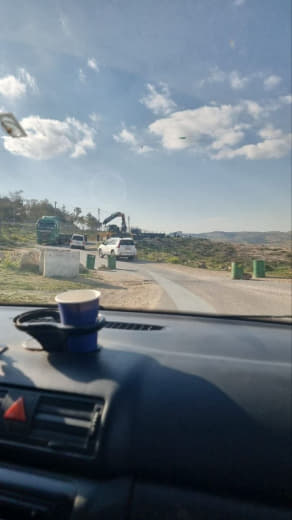 الجيش الإسرائيلي يركب بوابة حديدية جديدة عند مثلث قرية أم الخير، الذي يعتبر المنفس الوحيد لمناطق يطا والخليل.