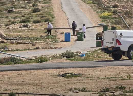مستوطنون يغلقون الطريق المؤدي إلى قرية أم الخير بمسافر يطا باستخدام أعمدة خشبية وكهربائية عند منطقة الكرفانات وأقول قريب