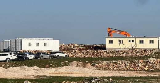 نابلس القناة 14 العبرية: عشرات الشاحنات نقلت طوال الليل كرفانات وأقامت بشكل رسمي مستوطنة جديدة باسم "هار عيبال" على جبل 