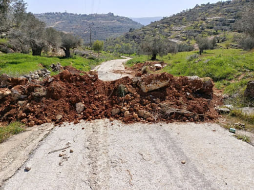 اغلاق عدة طرق فرعية في قرية قريوت جنوب نابلس للتضييق على الأهالي لصالح الاستيطان >>> #حرب_بلا_سقف #استيطان