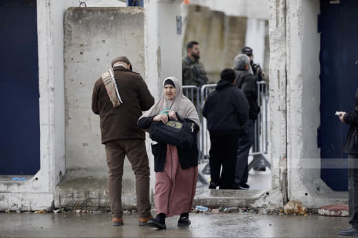 The occupation forces hinder the arrival of Palestinians to the blessed Al-Aqsa Mosque through the Qalandiya crossing on