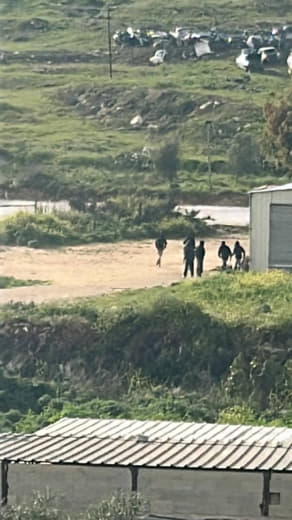 انتشار المستوطنين في قرية دير شرف، غرب نابلس.