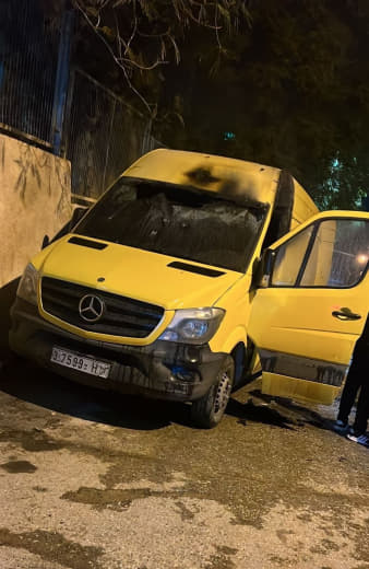 من قرية برقة شمال غرب نابلس>>> محاولة إحراق المستوصف وإحراق باص تجاري من قبل مجموعات المستوطنين.