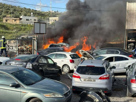 واصل المستوطنون هجماتهم الواسعة اليوم في الضفة في الصورة إحراق سيارات في بلدة دير شرف غرب نابلس. هذه حملة منسقة وواضحة ا