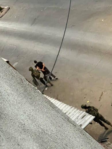 قوات الاحتلال تعتقل شاباً في شارع نابلس بمدينة قلقيلية شمال الضفة الغربية.