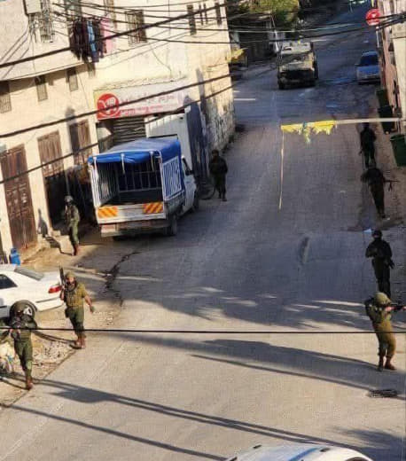 قوات الاحتلال تعتقل صاحب محل تجاري وابنه خلال اقتحام قرية مادما جنوب نابلس قبل قليل