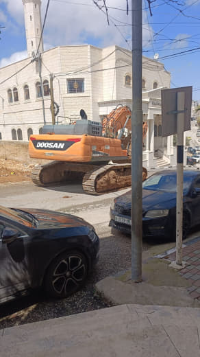 قوات الجيش الاسرائيلي  تشرع بتجريف اراضي وخلع أشجار في منطقة جبل برغوث بالقرب من ديوان عائلة أبو سنينة في مدينة الخليل و