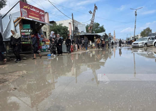 ظروف قاسية يعيشها النازحون عقب غرق خيامهم بمياه الأمطار في خانيونس، جنوب قطاع غزة