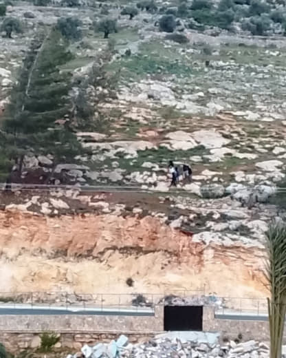 اعداد كبيرة من المسـتـوطنين تقتحم قرية ديرجرير وتطلق الرصاص الحي اتجاه الشبان