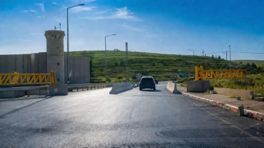 الجيش الإسرائيلي  يقوم بنصب بوابة حديدية امام المدخل الشمالي لمدينة البيرة