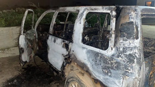 آثار حرق المستوطنين لمركبتين في منطقة مجد الباع غرب يطا جنوب الخليل فجر اليوم