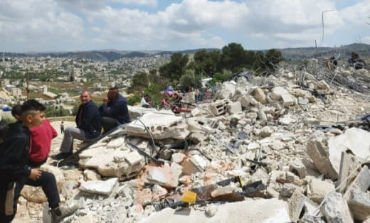 قوات الجيش الإسرائيلي تهدم منزلا من طابقين في بلدة ترقوميا غرب الخليل