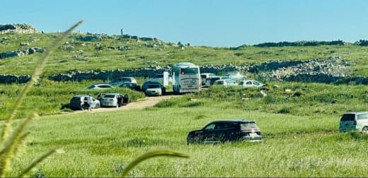 مجموعات من المستوطنين تقتحم مقامات دينية في بلدة عصيرة الشمالية شمال نابلس.