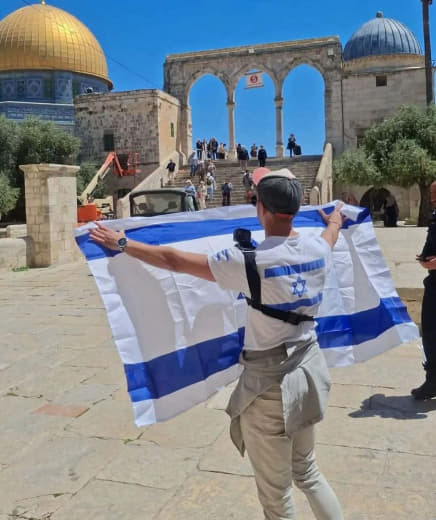 احتفلوا بنكبة شعبنا وإعلان دولتهم في وسط المسجد الأقصى من خلال رفع رايتهم. كل مرة يتمادون أكثر وأكثر. إن لم يجدوا من يتص