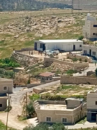 الجيش الإسرائيلي يسلم إخطارات لمنازل ومنشآت في قرية الديرات شرق يطا