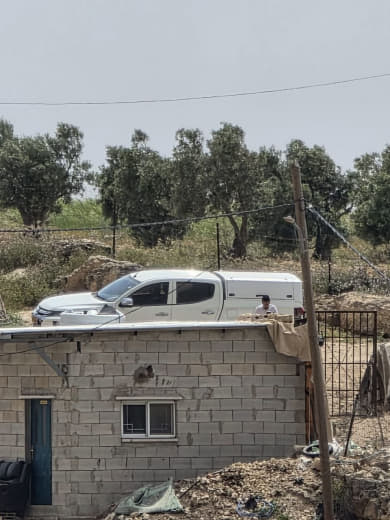 الإدارة المدنية ف هذه اللحظة تقوم بإخطارات لهدم  عدد من المنازل في منطقه بيرين شرق الخليل بالقرب من بني نعيم