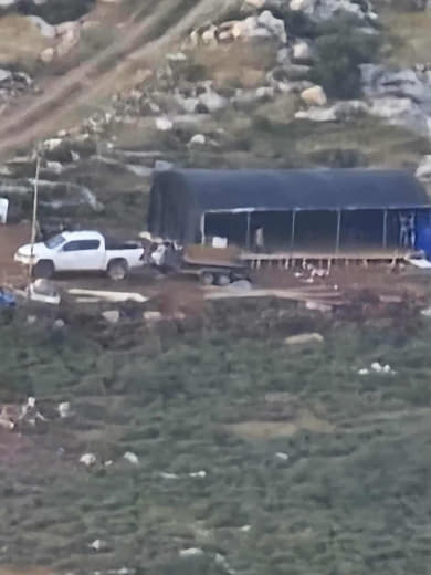مستوطنون ينصبون خيمة في منطقة عين "أم الجرب" بين بلدتي بيتا وعورتا جنوب نابلس.