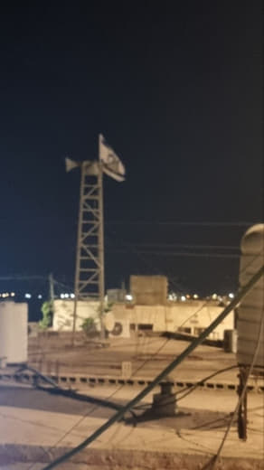 مستوطنون يرفعون علم إسرائيل على مئذنة مسجد منطقة الرفاعية في مسافر يطا، ضمن مسلسل التضييق والتنكيل بالمواطنين الفلسطينيي