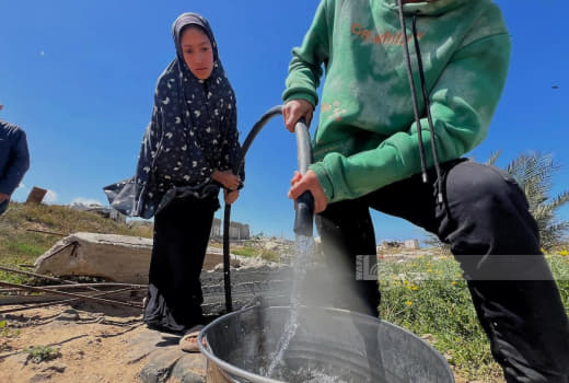 Photos | Displaced people struggle to obtain water north of Nuseirat Camp, in the central Gaza Strip.