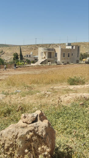 من منطقة حوارة شرق يطا الجيش الإسرائيلي يبداء عملية هدم لعدة منازل في المنطقه
