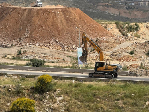 📷 صور | قوات الاحتلال تواصل أعمال التجريف والهدم في بلدة الرام شمال القدس المحتلة.