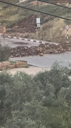 كما وصلنا من المتابعين سكرو بوابة ترمسعيا و سكرو بين ابو فلاح و ترمسعيا بتراب :اغلاق بوابة ترمسعيا و اغلاق بسواتر ترابية