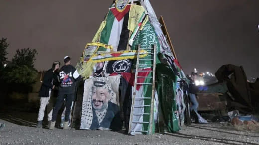 مستوطنون يجهزون رموز فلسطنينية لكافة التنظيمات والأحزاب والفصائل لحرقها في عيد "لاغ بعومر" حيث يقوم اليهود في هذا العيد 