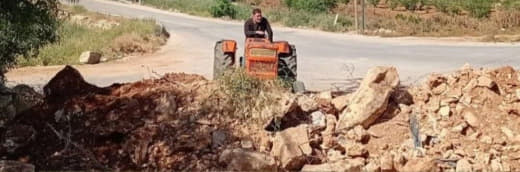 قوات الجيش الإسرائيلي تغلق مداخل بلدة بيت أمر شمال الخليل معيقة حركة المواطنين بمن فيهم المزارعون